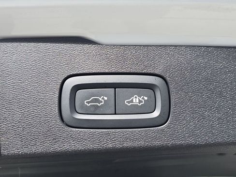 Certified 2022 Volvo V60 T5 Cross Country w/ Climate Package image 9