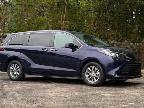 Used 2022 Toyota Sienna XLE FWD image 2
