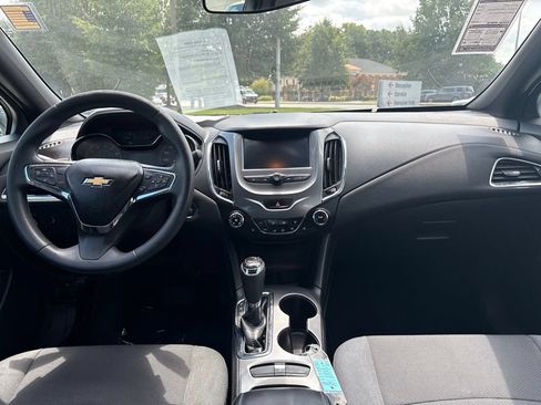 Used 2017 Chevrolet Cruze LT w/ Convenience Package FWD image 10