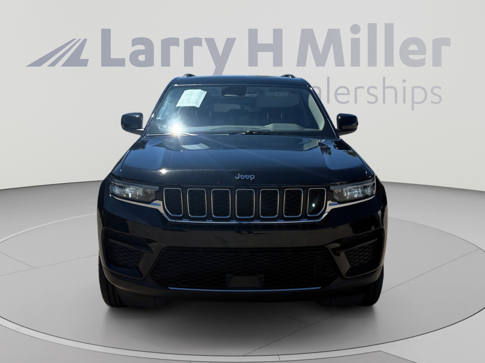 Used 2023 Jeep Grand Cherokee Laredo w/ Trailer Tow Prep Group (B) AWD/4WD image 8