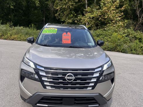 Used 2025 Nissan Rogue SL AWD/4WD image 3