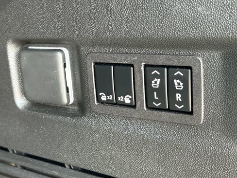 Used 2023 Chevrolet Tahoe Z71 w/ Z71 Off-Road Package AWD/4WD image 31
