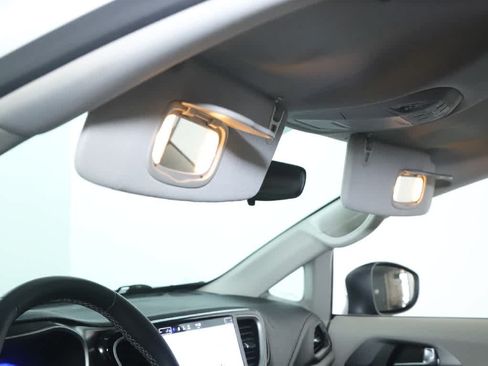 Used 2023 Chrysler Pacifica Touring-L FWD image 18