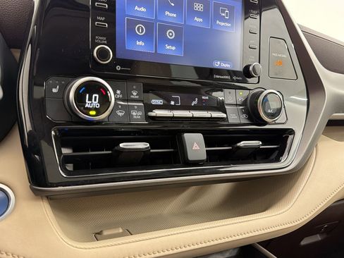 Used 2021 Toyota Highlander XLE AWD/4WD image 26