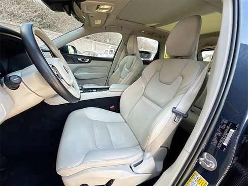 Used 2023 Volvo XC60 B5 Plus image 23