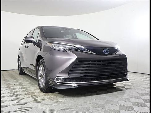 Used 2021 Toyota Sienna XLE FWD image 2