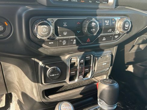 Used 2022 Jeep Gladiator Overland w/ Popular Equipment Package AWD/4WD image 35