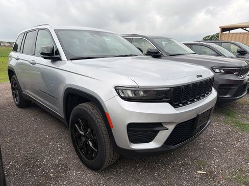 Used 2024 Jeep Grand Cherokee Altitude AWD/4WD image 2