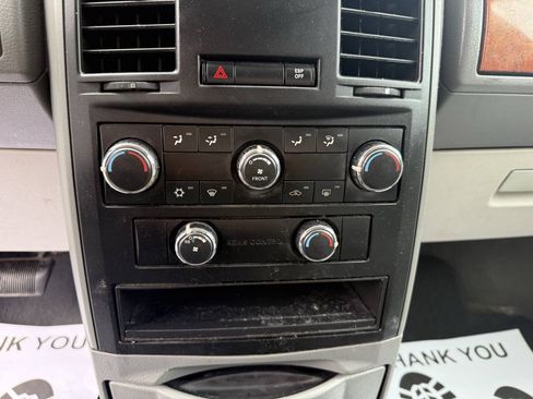Used 2008 Chrysler Town & Country LX FWD image 10