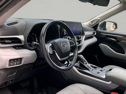 Used 2023 Toyota Highlander Platinum FWD image 16