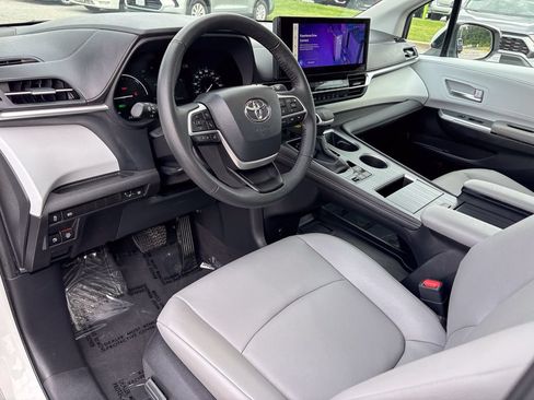 Certified 2026 Toyota Sienna XLE FWD image 20