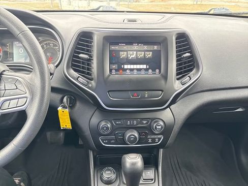 Used 2021 Jeep Cherokee Latitude w/ Mopar Interior Package AWD/4WD image 18