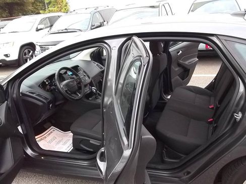 Used 2016 Ford Focus SE w/ SE Cold Weather Package FWD image 6