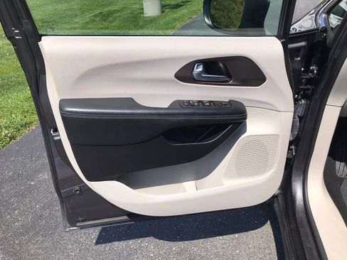 Used 2021 Chrysler Voyager Lxi FWD image 12