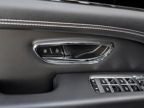 Used 2022 Bentley Bentayga AWD/4WD image 13
