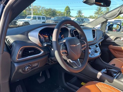 New 2026 Chrysler Pacifica Pinnacle image 11
