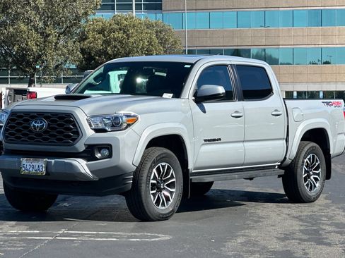 Used 2020 Toyota Tacoma TRD Sport w/ TRD Premium Sport Package AWD/4WD image 8