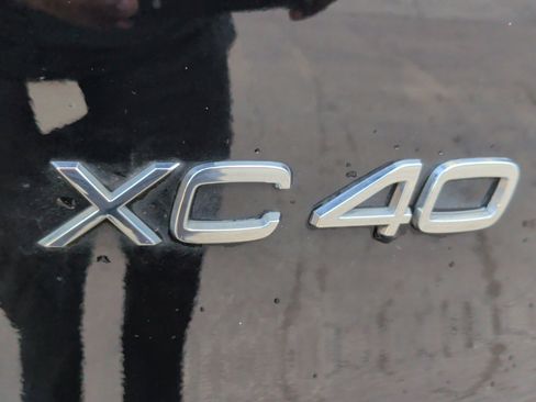 Used 2025 Volvo XC40 B5 Core image 13
