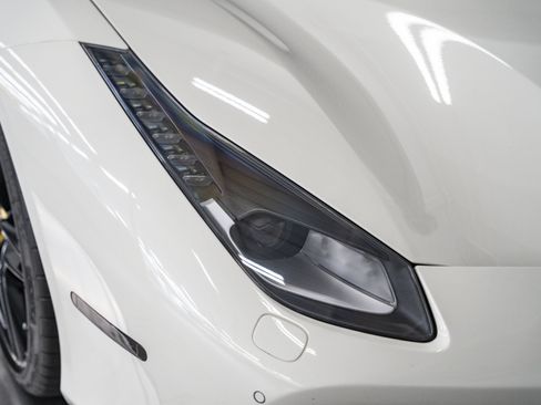 Used 2018 Ferrari 488 GTB RWD image 12