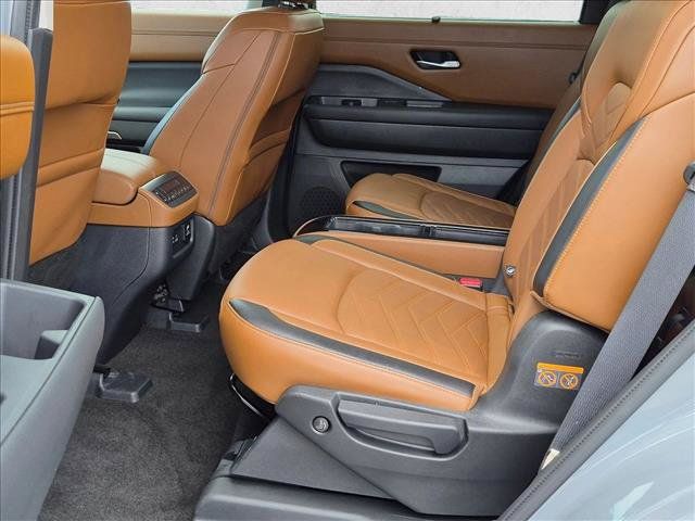 Used 2024 Nissan Pathfinder Platinum FWD image 16