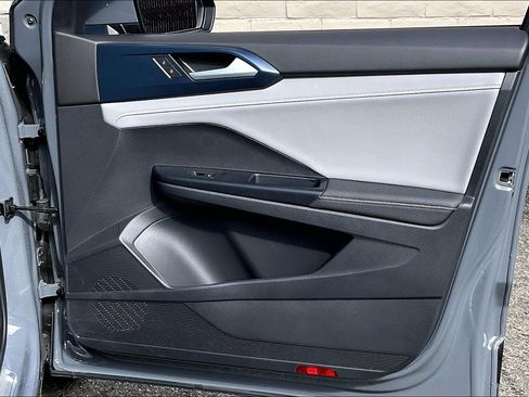 Certified 2024 Volkswagen Taos SE w/ Panoramic Sunroof Package image 23