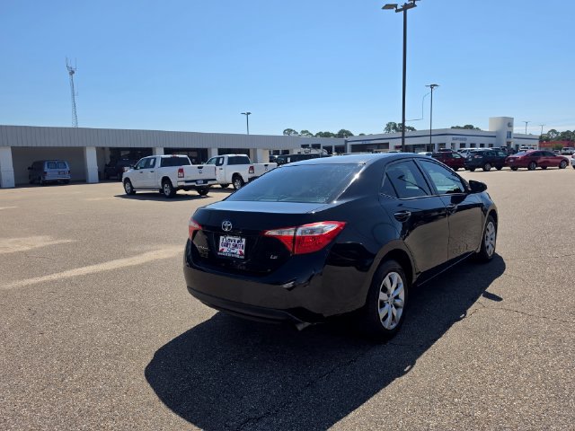 Used 2015 Toyota Corolla LE FWD image 3