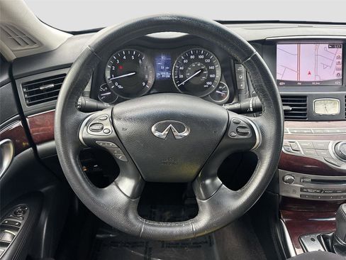 Used 2018 INFINITI Q70 Luxe image 12