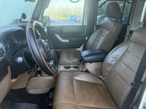 Used 2011 Jeep Wrangler Unlimited Rubicon w/ Connectivity Group AWD/4WD image 8