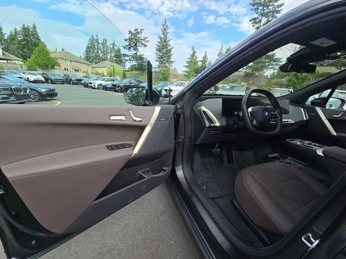 Used 2024 BMW iX xDrive50 w/ Premium Package AWD/4WD image 31