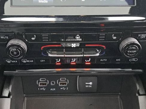 Used 2023 Jeep Grand Cherokee L Laredo image 16