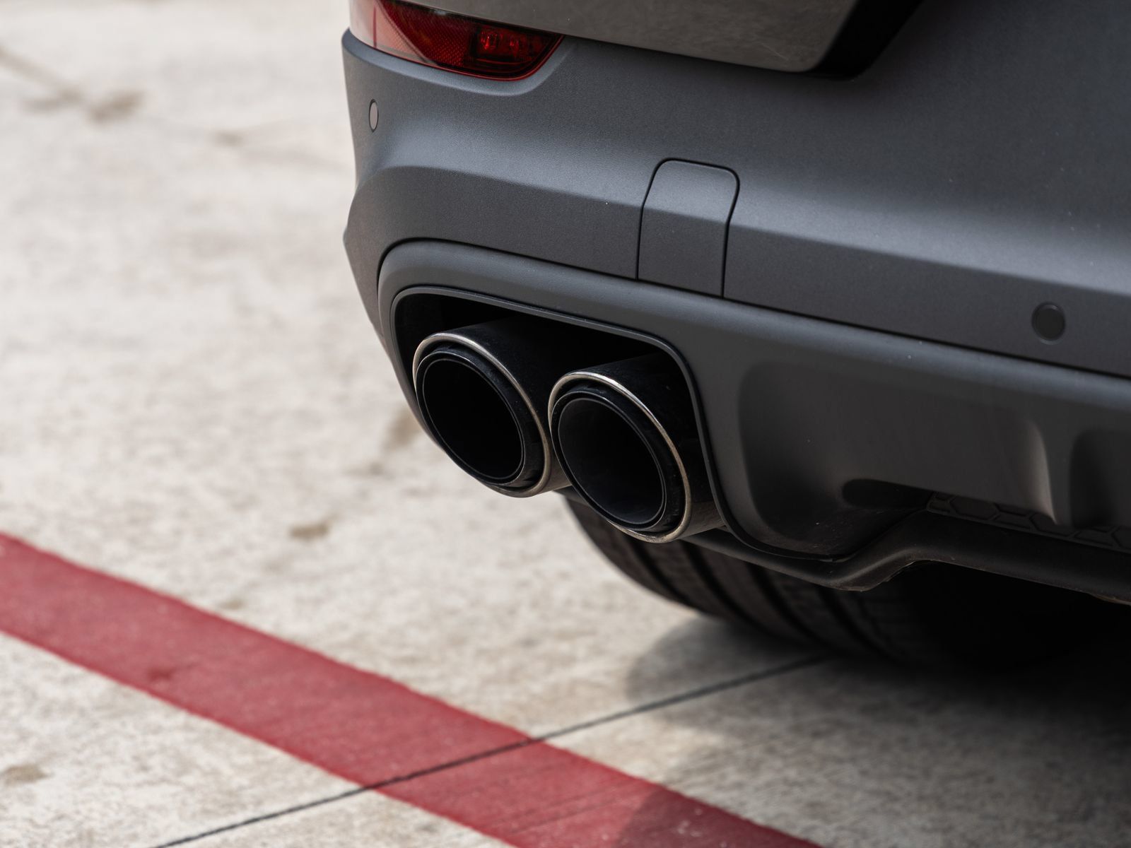 Certified 2025 Porsche Cayenne E-Hybrid Coupe AWD/4WD image 15