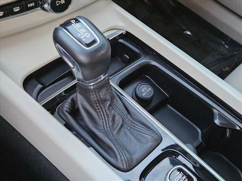 Used 2019 Volvo XC60 T5 Momentum w/ Multimedia Package FWD image 12