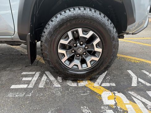 Used 2020 Toyota Tacoma TRD Off-Road w/ Technology Package image 10