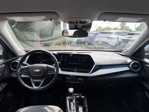Used 2025 Chevrolet Trax LT w/ LT Convenience Package FWD image 32