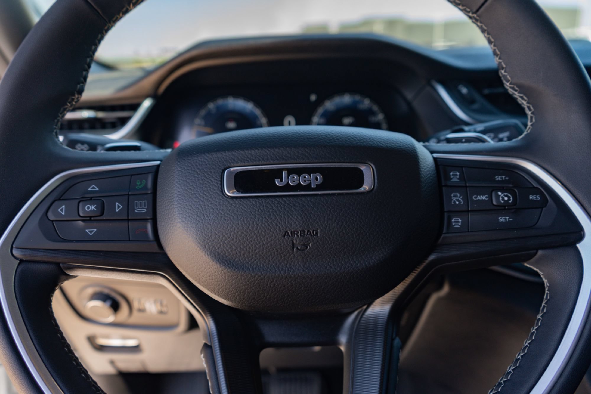Used 2025 Jeep Grand Cherokee L Laredo RWD image 11