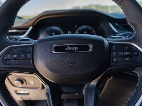Used 2025 Jeep Grand Cherokee L Laredo RWD image 11