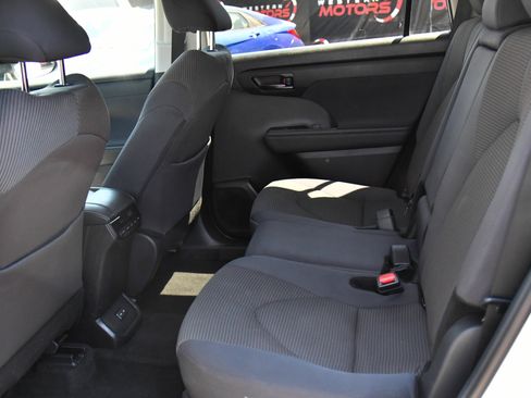 Used 2024 Toyota Highlander LE AWD/4WD image 36