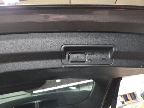 Used 2022 Ford Explorer Limited w/ Limited Technology Package image 17