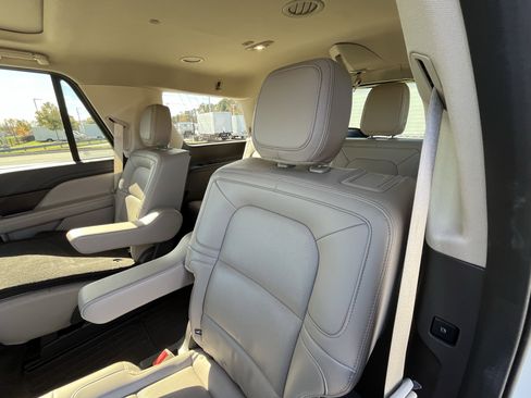Used 2024 Lincoln Navigator Premiere image 32