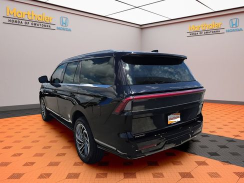 Used 2025 Lincoln Navigator Reserve AWD/4WD image 3