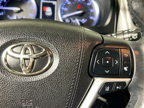Used 2018 Toyota Highlander SE FWD image 19