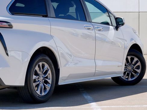 Used 2021 Toyota Sienna XLE w/ XLE Plus Package image 35