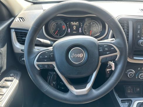 Used 2016 Jeep Cherokee Sport FWD image 21
