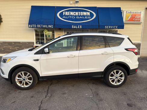Used 2018 Ford Escape SE image 2