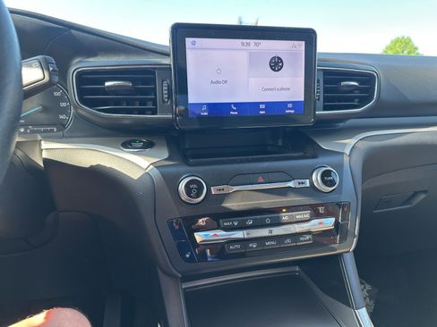 Used 2020 Ford Explorer XLT w/ Equipment Group 202A image 9