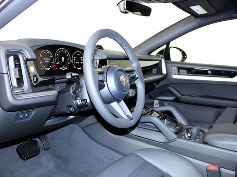 Certified 2026 Porsche Cayenne Coupe AWD/4WD image 4