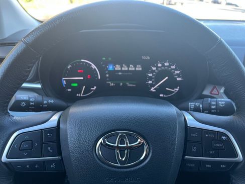 Used 2025 Toyota Sienna XLE image 29