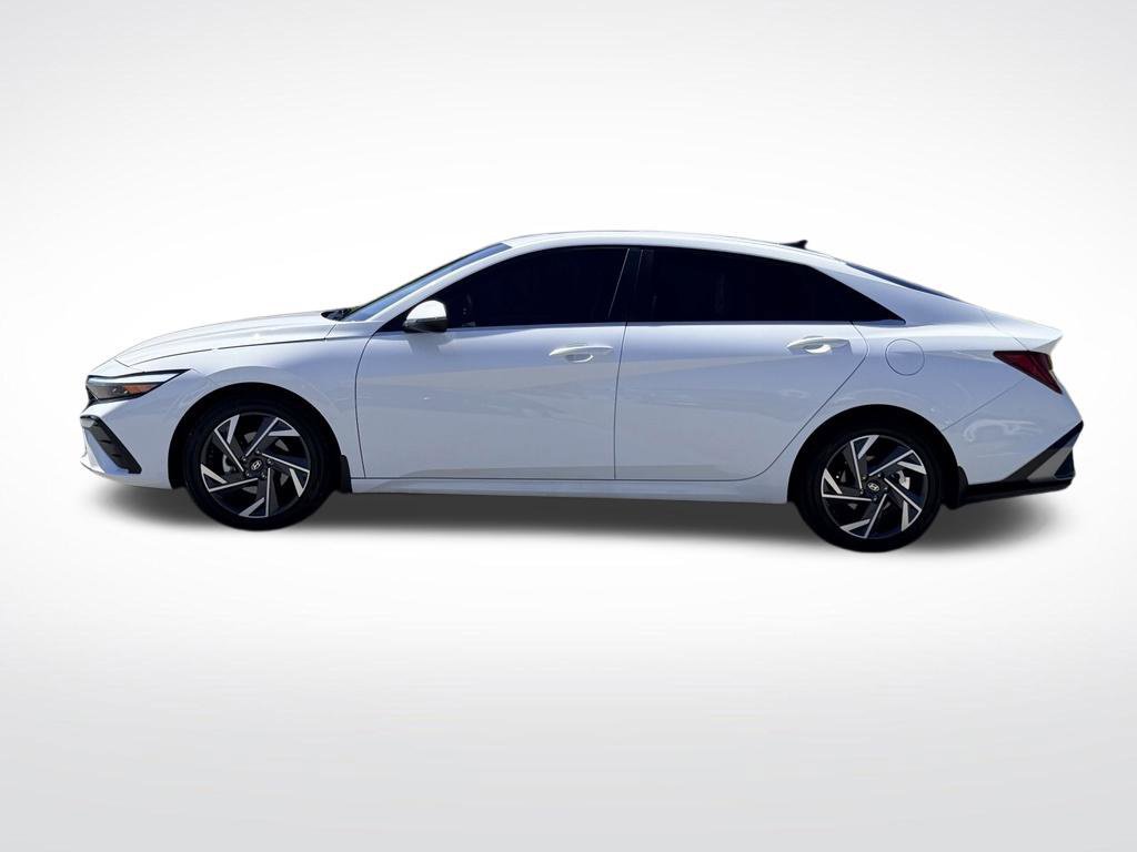 Used 2025 Hyundai Elantra Limited FWD image 3