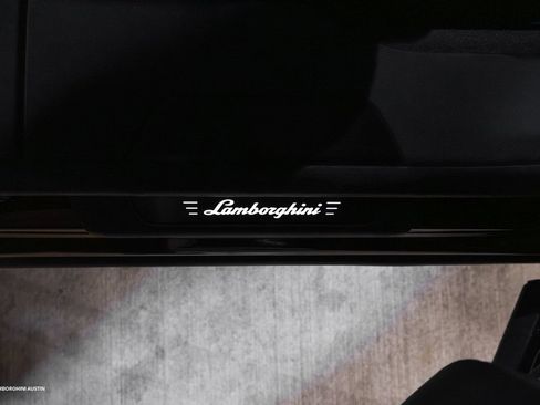 Used 2025 Lamborghini Urus SE image 43