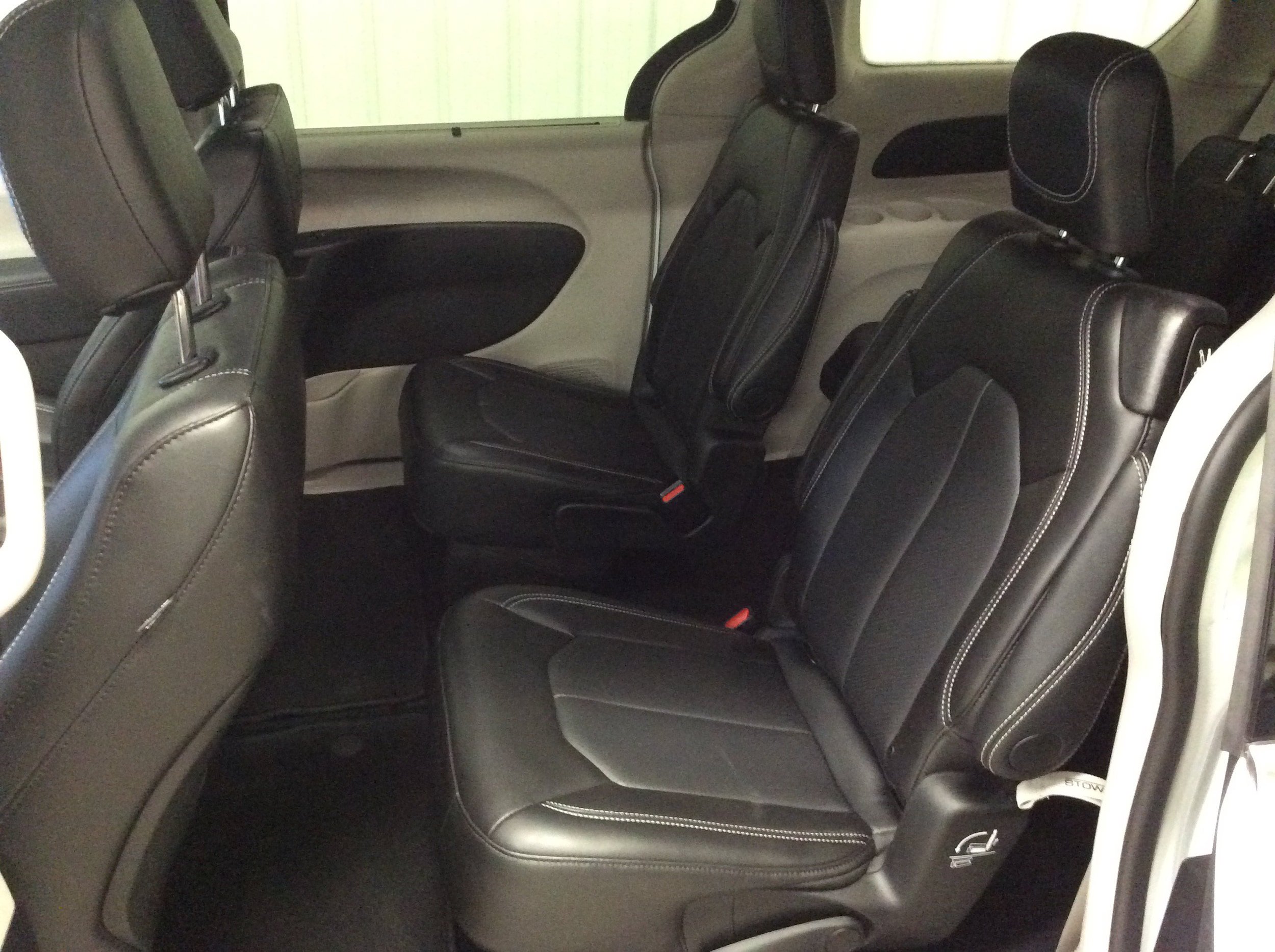 Used 2024 Chrysler Pacifica Touring-L AWD/4WD image 34